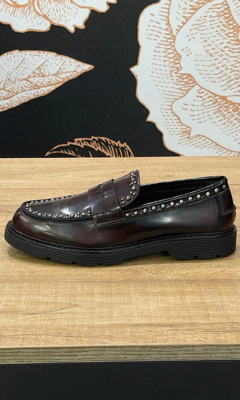 Mocassino in pelle bordeaux con borchie - Ovyè